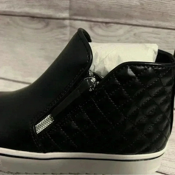 Steve Madden Youth Girls Size 3 Black Zip Booties. Sneakers,Comfy, Everyday wear - Picture 3 of 6